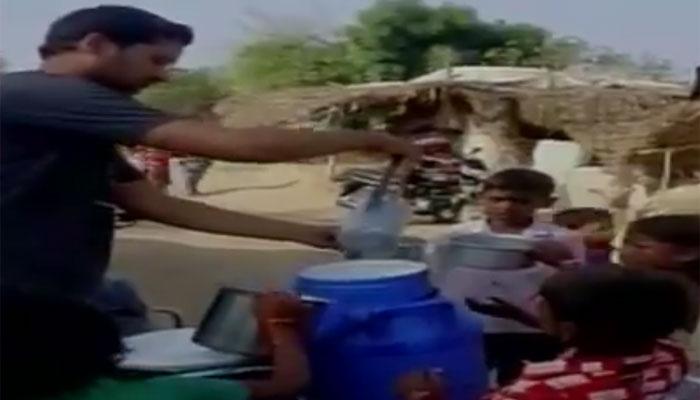 महाराष्ट्रः एक तरफ सड़क पर फेंका जा रहा है दूध, दूसरी तरफ युवक की अनोखी पहल महाराष्ट्रः एक तरफ सड़क पर फेंका जा रहा है दूध, दूसरी तरफ युवक की अनोखी पहल