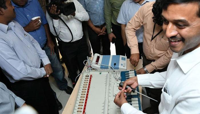 EVM चैलेंजः एनसीपी-सीपीएम चुनौती से पीछे हटे, बोले समझने आए थे EVM चैलेंजः एनसीपी-सीपीएम चुनौती से पीछे हटे, बोले समझने आए थे