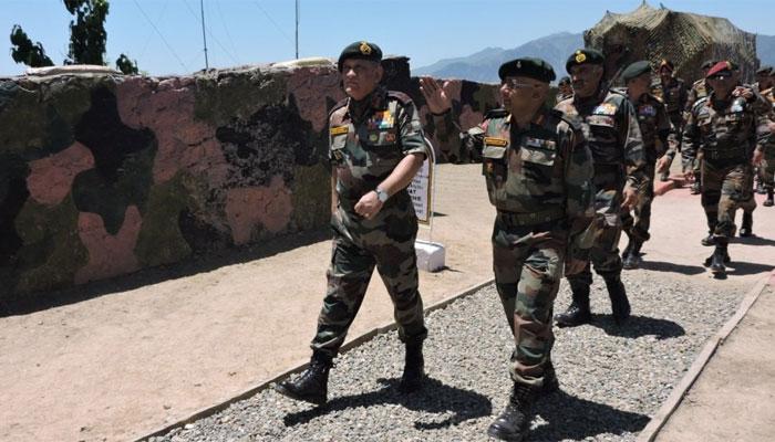 सेना प्रमुख जनरल रावत ने LoC का दौरा किया, तैयारियों की ली जानकारी सेना प्रमुख जनरल रावत ने LoC का दौरा किया, तैयारियों की ली जानकारी
