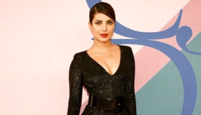 CFDA अवार्डस में प्रियंका ने काले लिबास में दिखाया जलवा CFDA अवार्डस में प्रियंका ने काले लिबास में दिखाया जलवा