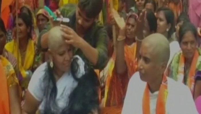 महाराष्ट्रः किसानों के आंदोलन को शिवसेना नेताओं ने मुंडन कराकर दिया समर्थन महाराष्ट्रः किसानों के आंदोलन को शिवसेना नेताओं ने मुंडन कराकर दिया समर्थन