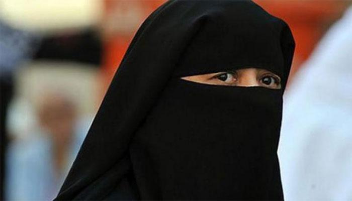 तकरार के बाद स्कूल सुरक्षाकर्मी ने अमेरिकी छात्रा का हटाया हिजाब, साथी छात्र ने लड़की को कहा था 'आतंकी' तकरार के बाद स्कूल सुरक्षाकर्मी ने अमेरिकी छात्रा का हटाया हिजाब, साथी छात्र ने लड़की को कहा था 'आतंकी'