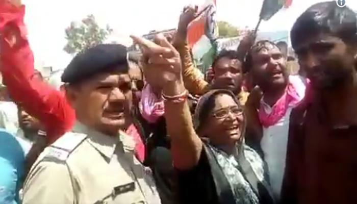 किसान आंदोलन: कांग्रेस की एक महिला विधायक का भड़काऊ टिप्पणी वाला वीडियो आया सामने, बोलीं- 'थाने में आग लगा दो' किसान आंदोलन: कांग्रेस की एक महिला विधायक का भड़काऊ टिप्पणी वाला वीडियो आया सामने, बोलीं- 'थाने में आग लगा दो'