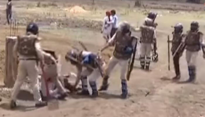 मंदसौर किसान आंदोलन की आंच पहुंची भोपाल, प्रदर्शनकारियों ने वाहनों में लगाई आग मंदसौर किसान आंदोलन की आंच पहुंची भोपाल, प्रदर्शनकारियों ने वाहनों में लगाई आग