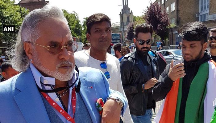 भारत-दक्षिण अफ्रीका का मैच देखने पहुंचे विजय माल्या, लगे चोर-चोर के नारे भारत-दक्षिण अफ्रीका का मैच देखने पहुंचे विजय माल्या, लगे चोर-चोर के नारे