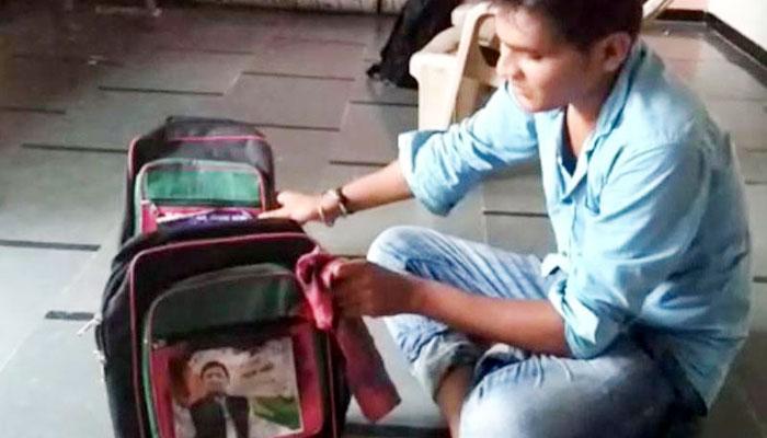 गुजरात सरकार ने बांटे अखिलेश यादव की तस्वीर वाले स्कूल बैग, कांग्रेस ने बताया भाजपा की 'नौटंकी' गुजरात सरकार ने बांटे अखिलेश यादव की तस्वीर वाले स्कूल बैग, कांग्रेस ने बताया भाजपा की 'नौटंकी'