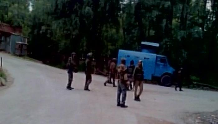 जम्मू कश्मीर: पुलवामा में CRPF कैंप पर आतंकी हमले में 13 जवान घायल, जैश ए मोहम्मद ने ली जिम्मेदारी जम्मू कश्मीर: पुलवामा में CRPF कैंप पर आतंकी हमले में 13 जवान घायल, जैश ए मोहम्मद ने ली जिम्मेदारी