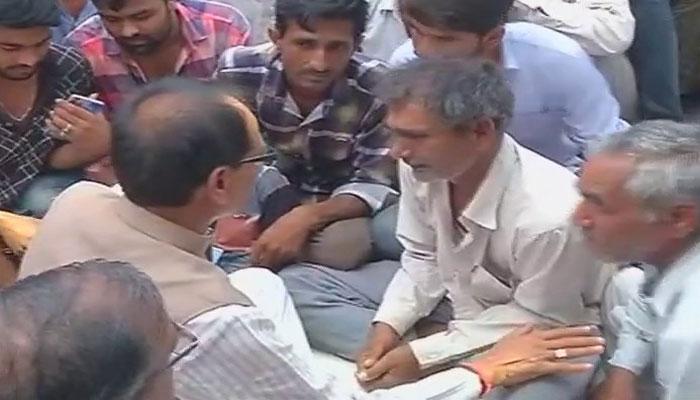 पीडि़त परिवार से मिले शिवराज, एक करोड़ का चेक सौंपा, सिंधिया का सत्याग्रह शुरू पीडि़त परिवार से मिले शिवराज, एक करोड़ का चेक सौंपा, सिंधिया का सत्याग्रह शुरू
