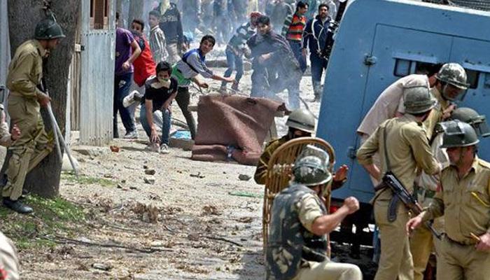 J&K : रंगरेथ में पथराव कर रही भीड़ पर सुरक्षा बलों की गोलीबारी में एक की मौत J&K : रंगरेथ में पथराव कर रही भीड़ पर सुरक्षा बलों की गोलीबारी में एक की मौत