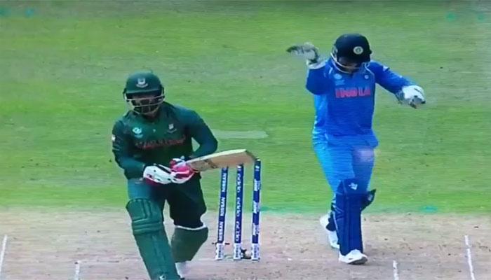 VIDEO : बिना शॉट खेले सोशल सोशल मीडिया पर छाया धोनी का स्पेशल 'हेलिकॉप्टर' VIDEO : बिना शॉट खेले सोशल सोशल मीडिया पर छाया धोनी का स्पेशल 'हेलिकॉप्टर'