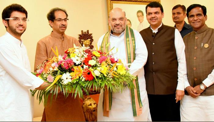 मातोश्री में उद्धव ठाकरे से मिले अमित शाह, राष्ट्रपति चुनाव पर हुई चर्चा, फडणवीस भी रहे साथ मातोश्री में उद्धव ठाकरे से मिले अमित शाह, राष्ट्रपति चुनाव पर हुई चर्चा, फडणवीस भी रहे साथ