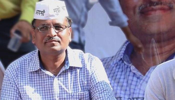 केजरीवाल के मंत्री सत्येंद्र जैन के घर पहुंची CBI की टीम, आप ने कहा, 'यह केंद्र की साजिश' केजरीवाल के मंत्री सत्येंद्र जैन के घर पहुंची CBI की टीम, आप ने कहा, 'यह केंद्र की साजिश'