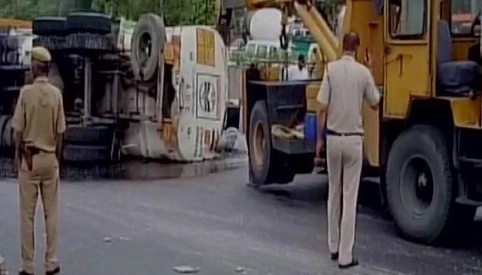 दिल्ली : मूलचंद अंडरपास पर टैंकर पलटा, 20 हजार लीटर पेट्रोल सड़क पर फैला दिल्ली : मूलचंद अंडरपास पर टैंकर पलटा, 20 हजार लीटर पेट्रोल सड़क पर फैला