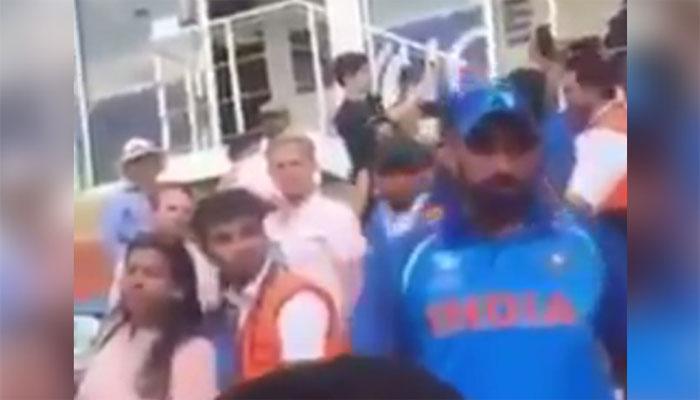 VIDEO: पाकिस्तानी फैंस की बद्तमीजी पर भड़के शमी, धोनी ने करवाया शांत VIDEO: पाकिस्तानी फैंस की बद्तमीजी पर भड़के शमी, धोनी ने करवाया शांत