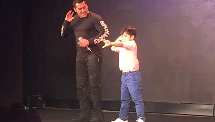 'Tubelight' के नन्हे कलाकार ने नस्लभेदी सवाल पर कैसे की बोलती बंद- SEE VIDEO 'Tubelight' के नन्हे कलाकार ने नस्लभेदी सवाल पर कैसे की बोलती बंद- SEE VIDEO