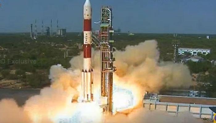 PSLV-C38 लॉन्च: आंतरिक्ष में भारत की ऊंची उड़ान, कार्टोसेट-2 और 30 नैनो सेटेलाइट का प्रक्षेपण PSLV-C38 लॉन्च: आंतरिक्ष में भारत की ऊंची उड़ान, कार्टोसेट-2 और 30 नैनो सेटेलाइट का प्रक्षेपण
