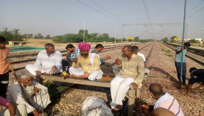 राजस्थान के भरतपुर में जाट आंदोलन के कारण रेल, सड़क यातायात प्रभावित राजस्थान के भरतपुर में जाट आंदोलन के कारण रेल, सड़क यातायात प्रभावित