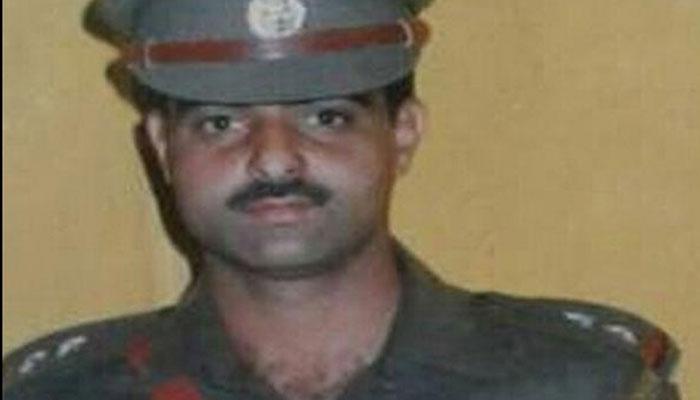 श्रीनगर: मस्ज़िद के बाहर मारे गए डीएसपी अयूब पंडित की भाभी बोलीं, 'इसी आज़ादी के लिए लड़ रहे हैं हम?' श्रीनगर: मस्ज़िद के बाहर मारे गए डीएसपी अयूब पंडित की भाभी बोलीं, 'इसी आज़ादी के लिए लड़ रहे हैं हम?'