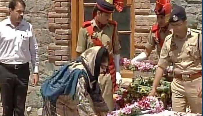 श्रीनगर: डीएसपी हत्या मामले में तीन और गिरफ्तार, SP का तबादला, SIT करेगी जांच श्रीनगर: डीएसपी हत्या मामले में तीन और गिरफ्तार, SP का तबादला, SIT करेगी जांच