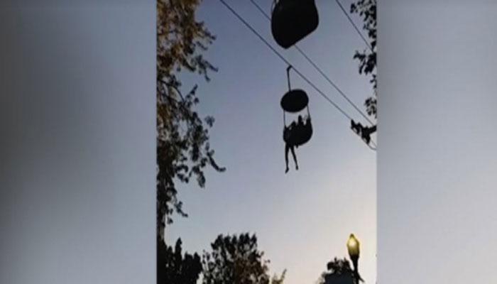 VIDEO : झूला झूल रही लड़की 25 फीट ऊपर से गिरी, लोगों ने कैच कर बचा दी जान VIDEO : झूला झूल रही लड़की 25 फीट ऊपर से गिरी, लोगों ने कैच कर बचा दी जान