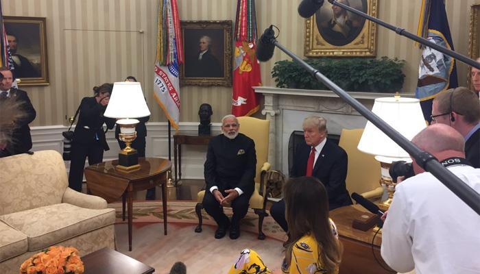 स्वागत के लिए ट्रंप का आभारी, ये सवा सौ करोड़ भारतीयों का सम्मान: PM मोदी स्वागत के लिए ट्रंप का आभारी, ये सवा सौ करोड़ भारतीयों का सम्मान: PM मोदी