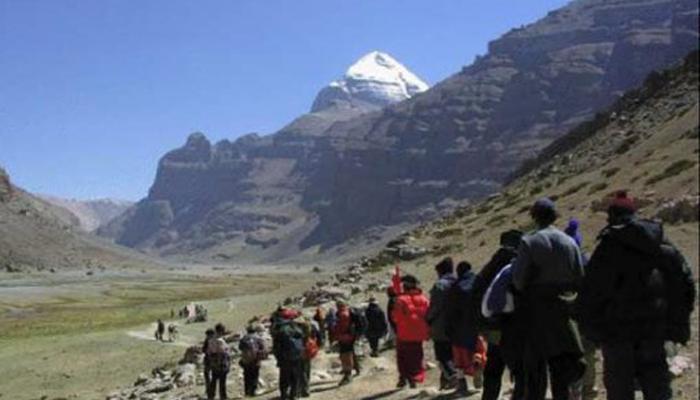 मानसरोवर यात्रा में चीन का रोड़ा, सिक्किम से दिल्ली लौटे 100 तीर्थ यात्री मानसरोवर यात्रा में चीन का रोड़ा, सिक्किम से दिल्ली लौटे 100 तीर्थ यात्री