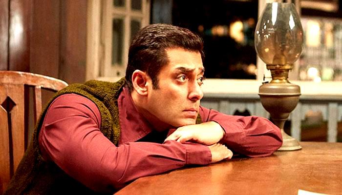 Tubelight के शो के दौरान थियेटर में जलाए गए पटाखे, क्या है माज़रा Watch Video Tubelight के शो के दौरान थियेटर में जलाए गए पटाखे, क्या है माज़रा Watch Video