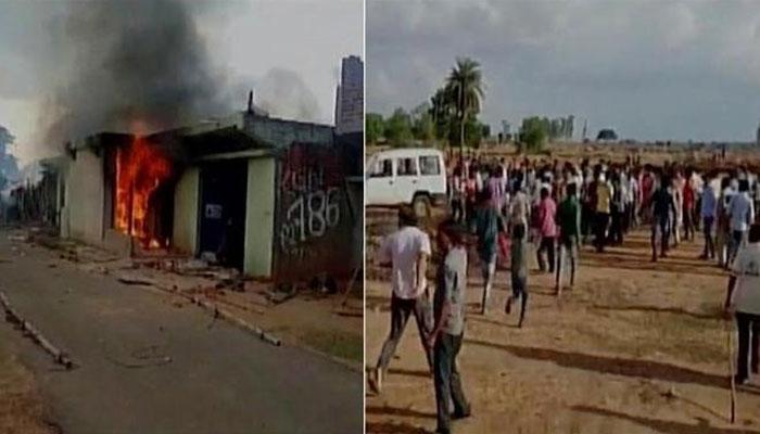 झारखंडः गाय का शव मिलने से भीड़ ने एक व्यक्ति को बुरी तरह पीटा, घर में लगा दी आग झारखंडः गाय का शव मिलने से भीड़ ने एक व्यक्ति को बुरी तरह पीटा, घर में लगा दी आग