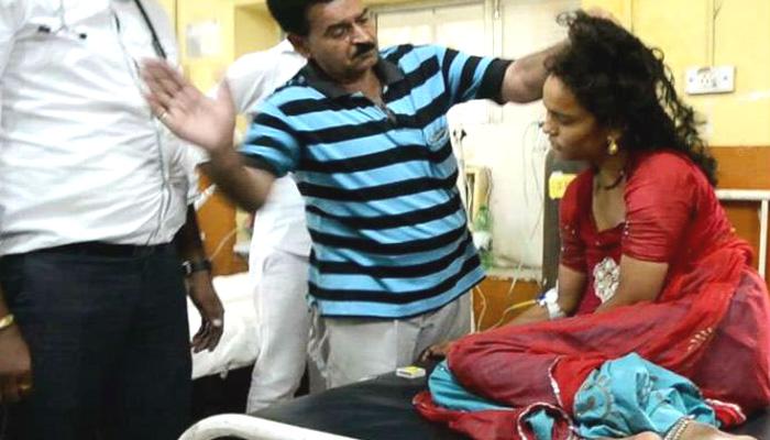 जिला अस्पताल में बीमार महिला का डॉक्टर ने थप्पड़ मारकर किया इलाज! जिला अस्पताल में बीमार महिला का डॉक्टर ने थप्पड़ मारकर किया इलाज!