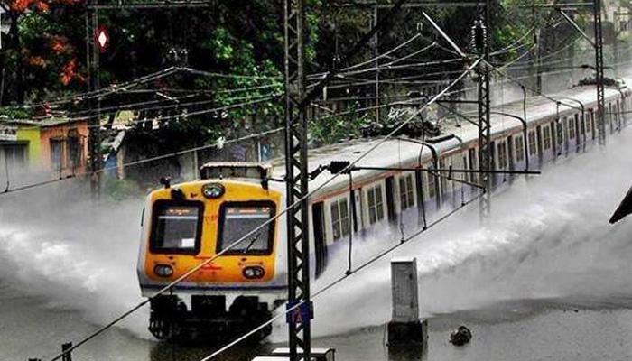 मुंबई, आसपास के इलाकों में भारी बारिश, देरी से चल रही हैं लोकल ट्रेनें मुंबई, आसपास के इलाकों में भारी बारिश, देरी से चल रही हैं लोकल ट्रेनें