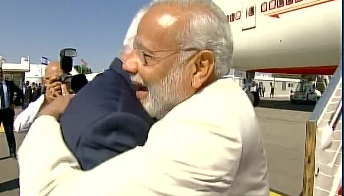 इजरायल में भी दिखा PM मोदी के गले मिलने का खास अंदाज इजरायल में भी दिखा PM मोदी के गले मिलने का खास अंदाज