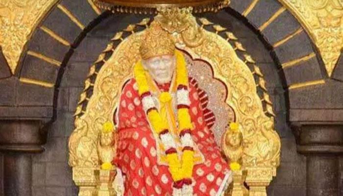 गुरु पूर्णिमाः शिरडी साईं के धाम लगी रौनक, भक्त ने भेंट की सोने की 'पादुका' गुरु पूर्णिमाः शिरडी साईं के धाम लगी रौनक, भक्त ने भेंट की सोने की 'पादुका'