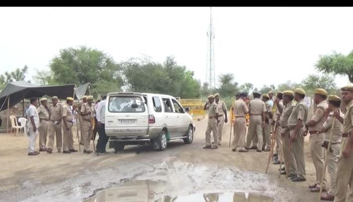 आनंदपाल एनकाउंटर : नागौर में भारी तनाव, एक की मौत, 20 पुलिसकर्मी घायल, कर्फ्यू लगाया आनंदपाल एनकाउंटर : नागौर में भारी तनाव, एक की मौत, 20 पुलिसकर्मी घायल, कर्फ्यू लगाया