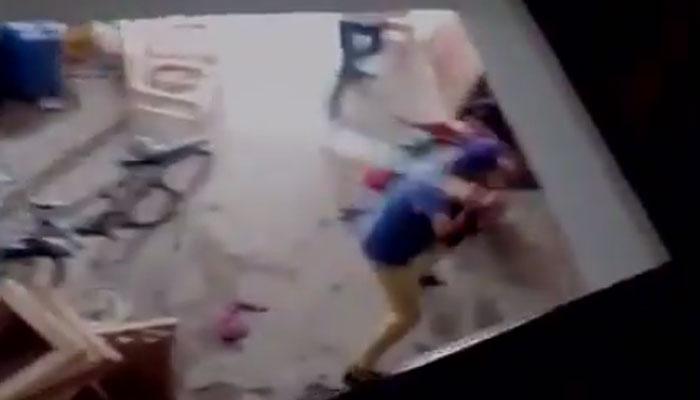 लड़की होने से नाराज देवर ने भाभी को हॉकी से पीटा, VIDEO लड़की होने से नाराज देवर ने भाभी को हॉकी से पीटा, VIDEO