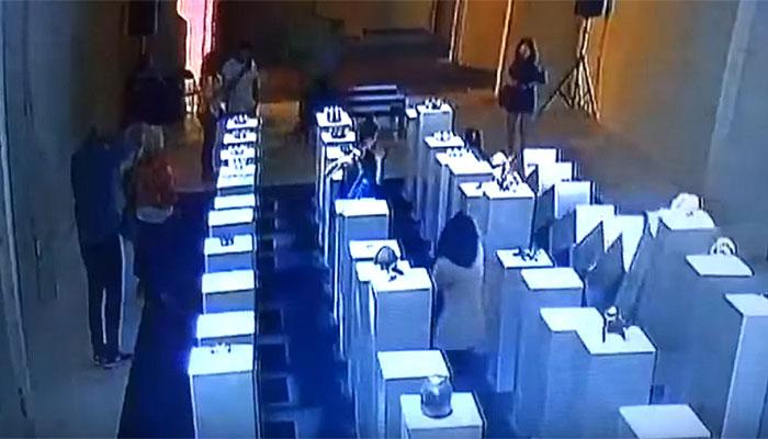 सेल्फी के चक्कर में करा दिया लाखों का नुकसान!- VIRAL VIDEO सेल्फी के चक्कर में करा दिया लाखों का नुकसान!- VIRAL VIDEO