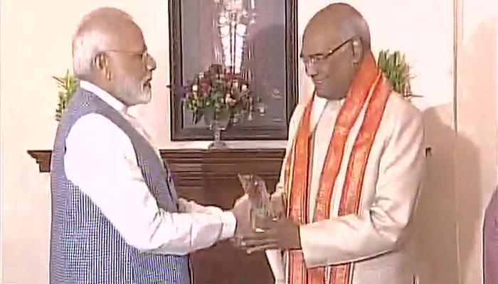 रामनाथ कोविंद को बधाई देने उनके आवास पहुंचे पीएम मोदी रामनाथ कोविंद को बधाई देने उनके आवास पहुंचे पीएम मोदी