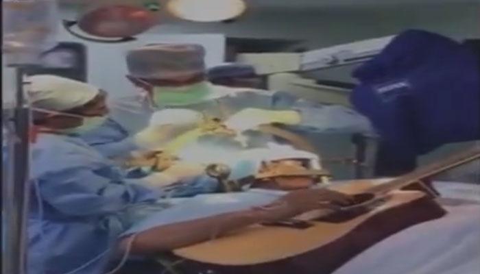 VIDEO : वो गिटार बजाता रहा, डॉक्टर सर्जरी करते रहे VIDEO : वो गिटार बजाता रहा, डॉक्टर सर्जरी करते रहे
