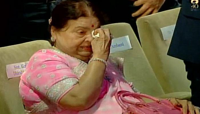 मुकेश अंबानी ने धीरूभाई को समर्पित की कामयाबी, मां की आंखों से छलके आंसू मुकेश अंबानी ने धीरूभाई को समर्पित की कामयाबी, मां की आंखों से छलके आंसू