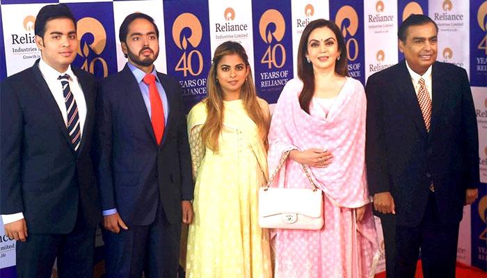 रिलायंस के शेयरधारकों के सामने पहली बार आए आकाश, ईशा अंबानी रिलायंस के शेयरधारकों के सामने पहली बार आए आकाश, ईशा अंबानी