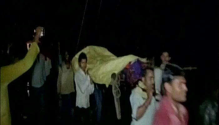 मध्यप्रदेश: अस्पताल से नहीं मिला एंबुलेंस तो खाट से शव ले जाने को होना पड़ा मजबूर मध्यप्रदेश: अस्पताल से नहीं मिला एंबुलेंस तो खाट से शव ले जाने को होना पड़ा मजबूर