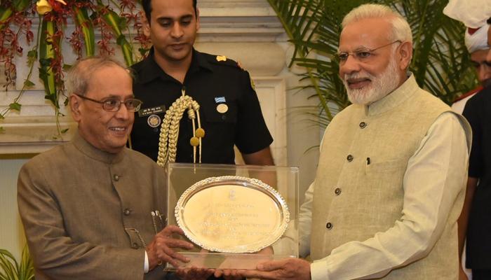 राष्ट्रपति मुखर्जी के लिए आयोजित PM मोदी के रात्रिभोज में नीतीश कुमार हुए शामिल राष्ट्रपति मुखर्जी के लिए आयोजित PM मोदी के रात्रिभोज में नीतीश कुमार हुए शामिल