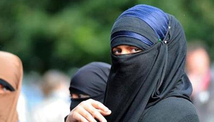 ब्रिटेन में मुस्लिम महिला के साथ की गई मारपीट, खींचा गया हिजाब ब्रिटेन में मुस्लिम महिला के साथ की गई मारपीट, खींचा गया हिजाब