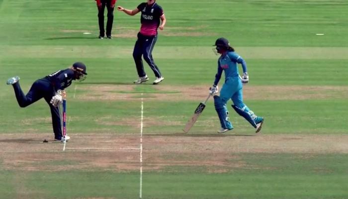वर्ल्ड कप फाइनल में टीम इंडिया के कप्तान से हुई बड़ी चूक, देखें VIDEO वर्ल्ड कप फाइनल में टीम इंडिया के कप्तान से हुई बड़ी चूक, देखें VIDEO