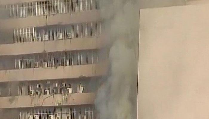दिल्ली के लोकनायक भवन में भीषण आग, कई के फंसे होने की आशंका दिल्ली के लोकनायक भवन में भीषण आग, कई के फंसे होने की आशंका