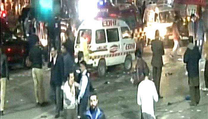लाहौर में पंजाब के सीएम के आवास के पास ब्लास्ट, 22 की मौत, 30 घायल लाहौर में पंजाब के सीएम के आवास के पास ब्लास्ट, 22 की मौत, 30 घायल