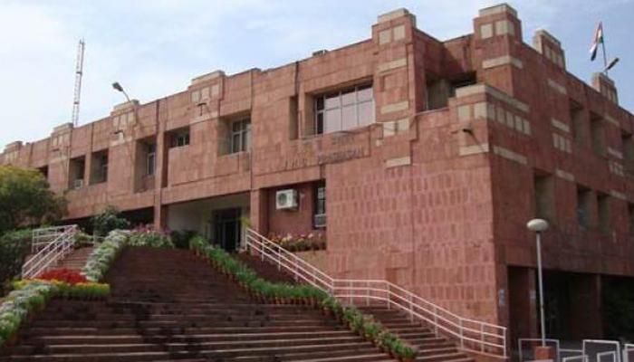 JNU में सेना का टैंक खड़ा किए जाने के विरोध में उतरे छात्र और शिक्षक JNU में सेना का टैंक खड़ा किए जाने के विरोध में उतरे छात्र और शिक्षक