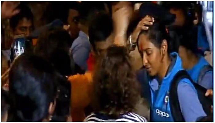 स्वदेश लौटी टीम इंडिया, मुंबई एयरपोर्ट पर भव्य स्वागत स्वदेश लौटी टीम इंडिया, मुंबई एयरपोर्ट पर भव्य स्वागत