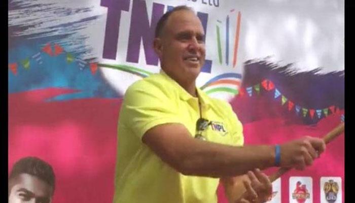 VIDEO: अरे ये क्या! दुनिया का धाकड़ बल्लेबाज लुंगी पहन कर रहा है तलवारबाजी VIDEO: अरे ये क्या! दुनिया का धाकड़ बल्लेबाज लुंगी पहन कर रहा है तलवारबाजी