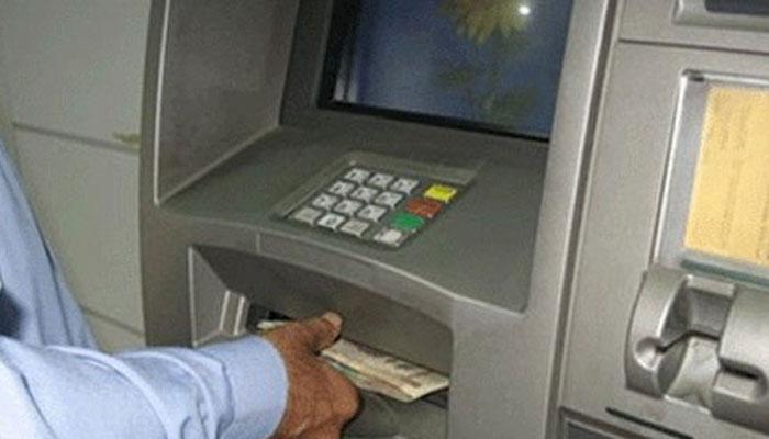 बैंक से निकले 100 की जगह 500 के नोट, अब कर्मचारी काट रहे हैं ग्राहकों के घर के चक्कर बैंक से निकले 100 की जगह 500 के नोट, अब कर्मचारी काट रहे हैं ग्राहकों के घर के चक्कर