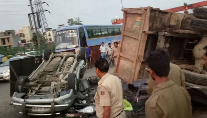 बकरीद मनाने ईरान से आया था परिवार, सड़क हादसे में 5 की मौत बकरीद मनाने ईरान से आया था परिवार, सड़क हादसे में 5 की मौत